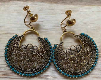 Boucles d'oreilles créoles en filigrane doré à clip avec accents turquoises, clips d'oreilles bohèmes à fond vissé