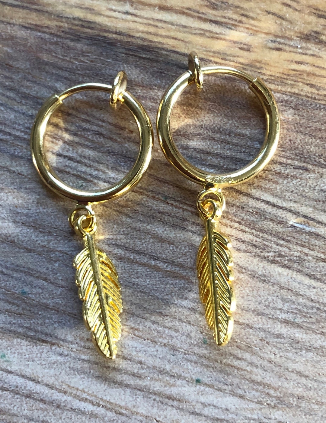 Dangling golden feather clip on earrings huggie spring hoop Etsy.de