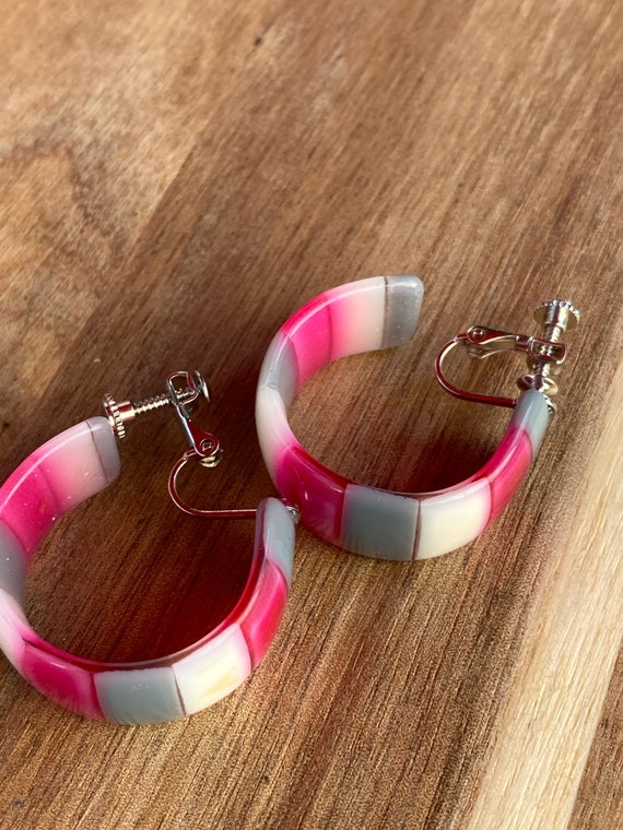 Vintage pink white and grey plastic clip on hoop … - image 3