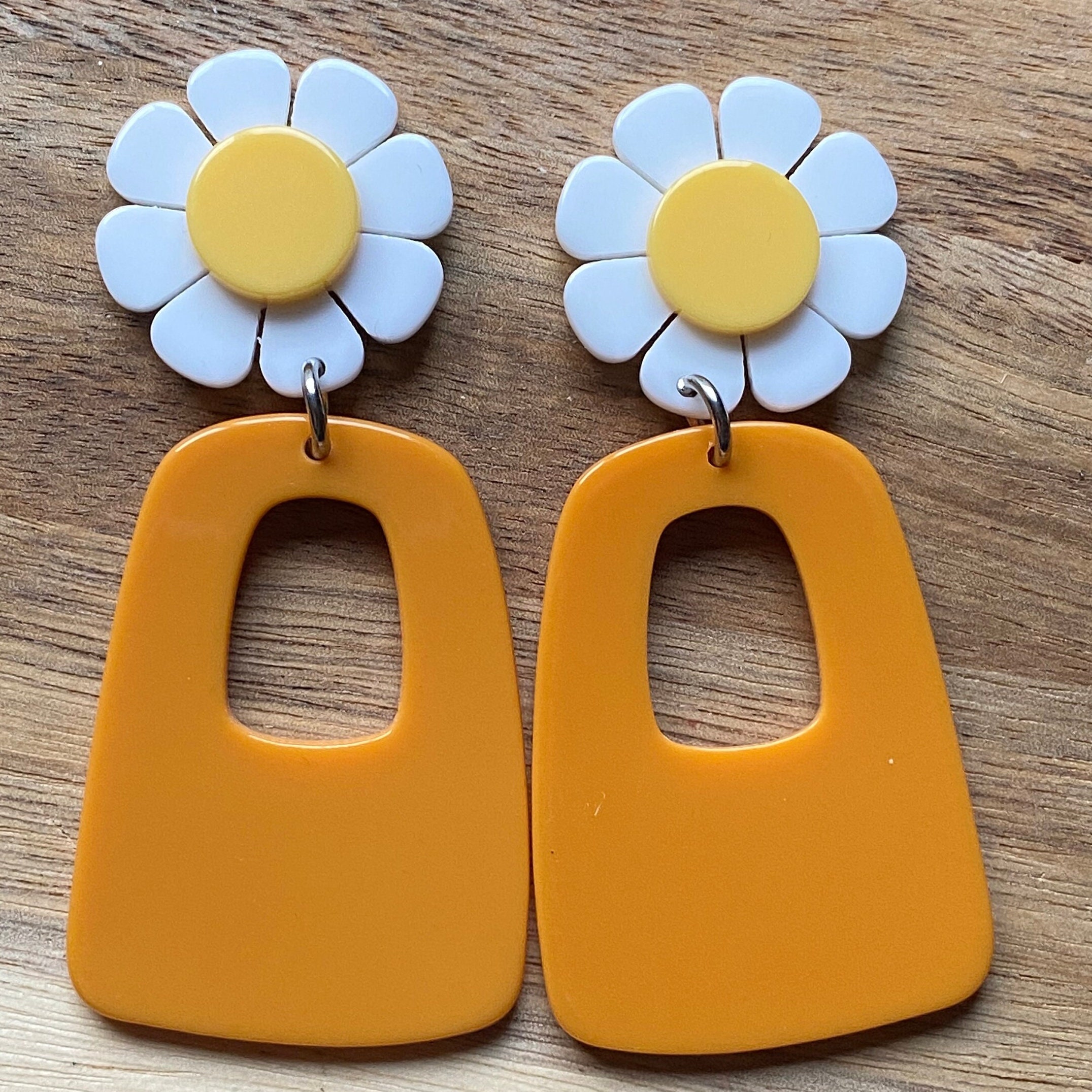 Adorable Clip on Dangling Drop Hoop Earrings With Daisy