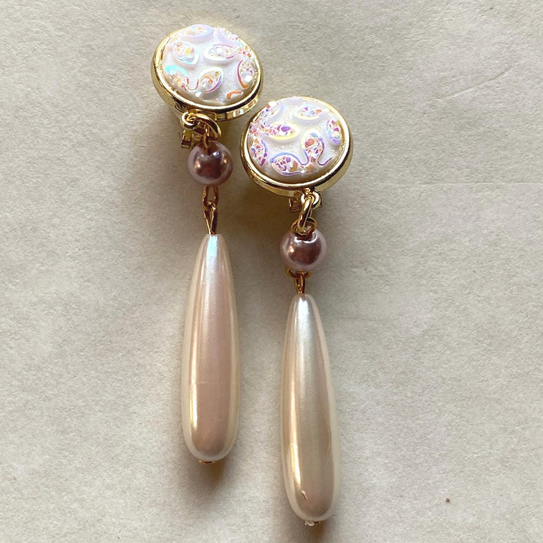 垂れ下がるフェイクパールのティアドロップ型クリップオンイヤリング