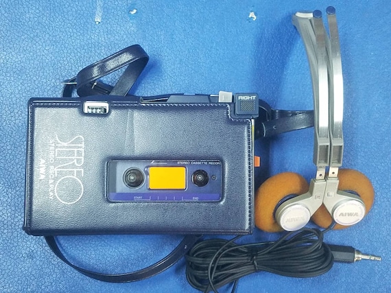 RESTORED VINTAGE RARE AIWA WALKMAN CASSETTE PLAYER HS-T101, Works very