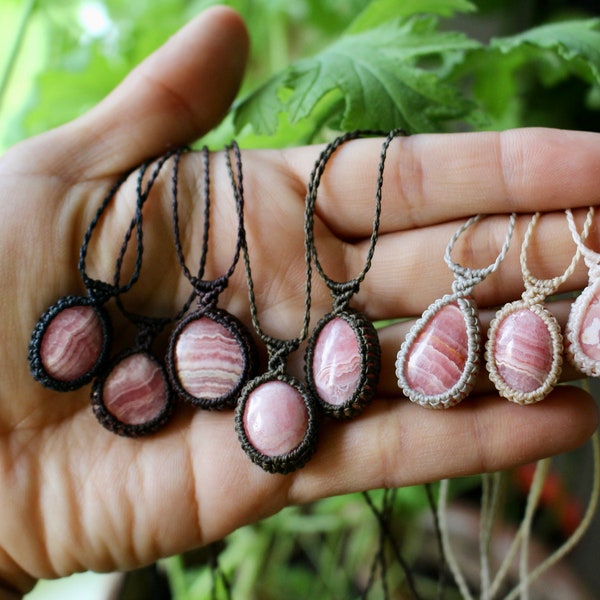 Mini pendentifs en macramé avec pierres précieuses, collier minimaliste de pierres précieuses, pendentifs en micro macramé, collier délicat en macramé, bijoux en macramé pour femmes