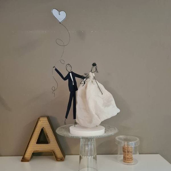 Cake Topper sposi con palloncino, decorazione torta matrimonio fatta a mano in fil di ferro