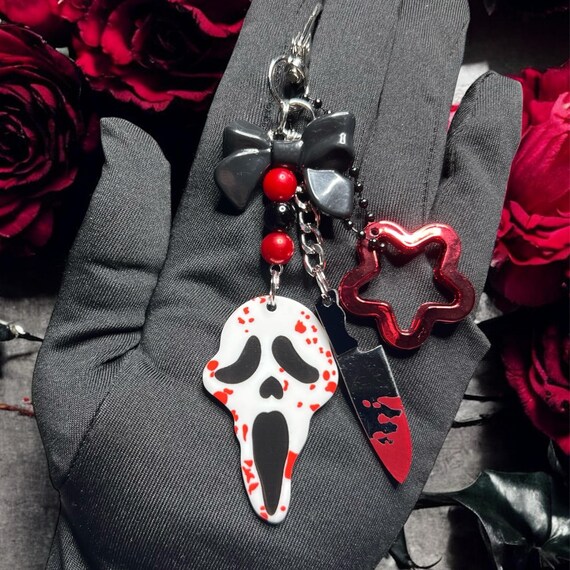 Horror Ghost Face Keychain – Spooky Slasher Charm, Bloody Knife Keychain, Creepy Cute Goth Accessory, Halloween Horror Gift