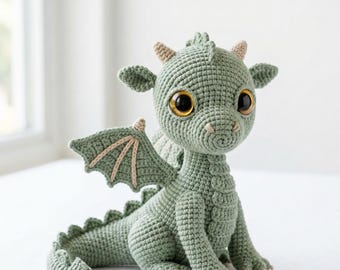 Baby Drache Häkelanleitung Salbei grün Fantasy Amigurumi Kinderzimmer Plüsch Gender Neutral Geschenk PDF