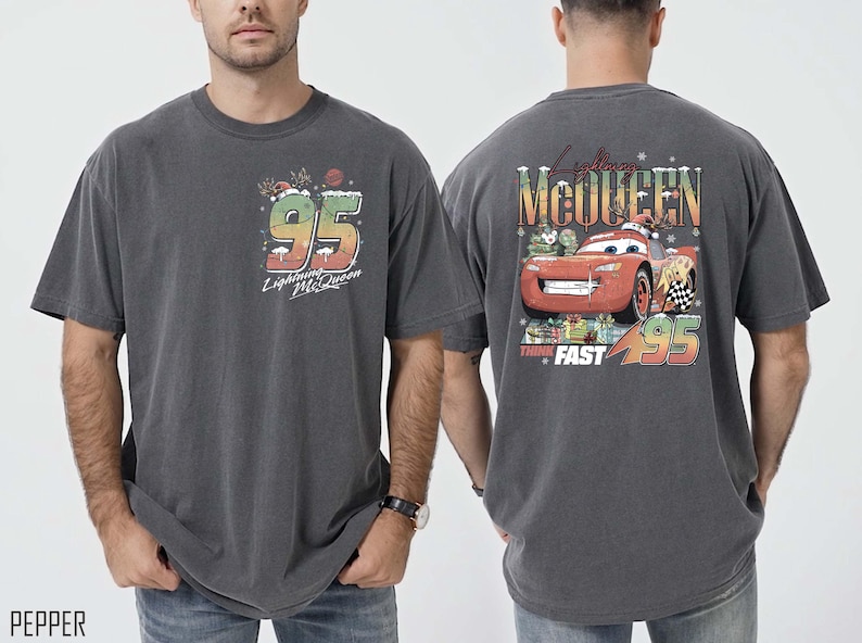 Puede incluir: Dos camisetas grises con un dise&ntilde;o de Rayo McQueen con tem&aacute;tica navide&ntilde;a. Una camiseta presenta un gr&aacute;fico de Rayo McQueen con el texto "Lightning McQueen" y "Think Fast 95". La otra camiseta presenta el n&uacute;mero "95" con el texto "Lightning McQueen".