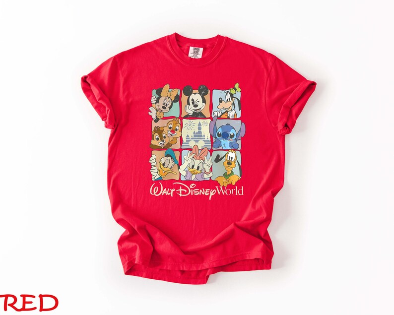 Op de afbeelding: Een rood T-shirt met een raster van Disney-personages, waaronder Mickey Mouse, Minnie Mouse, Donald Duck en Stitch. De woorden "Walt Disney World" staan eronder gedrukt. Het shirt is gemaakt van een zacht materiaal.