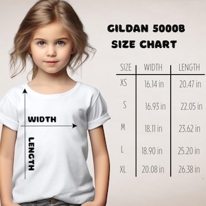 Puede incluir: Tabla de tallas Gildan 5000B para camisetas. La tabla muestra el ancho y la longitud en pulgadas para las tallas XS, S, M, L y XL.