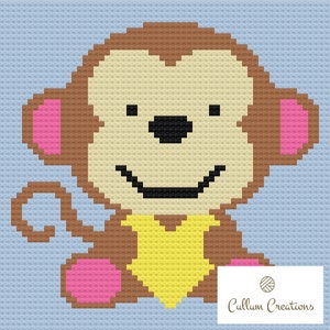 Könnte beinhalten: Ein brauner Affe mit einem gelben Shirt und rosa Ohren sitzt auf einem hellblauen Hintergrund. Der Affe hat eine schwarze Nase und einen lächelnden Mund.