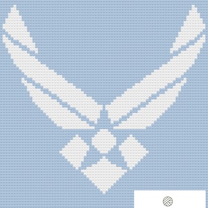 Op de afbeelding: Een lichtblauw haakpatroon met het logo van de Amerikaanse luchtmacht, een witte gestileerde adelaar met gespreide vleugels en een ster in het midden. Het patroon is getiteld "Callum Creations".