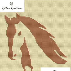 以下が含まれることがあります： ベージュの背景に、長いたてがみをつけた茶色の馬の頭のシルエット。画像はクロスステッチのパターンです。