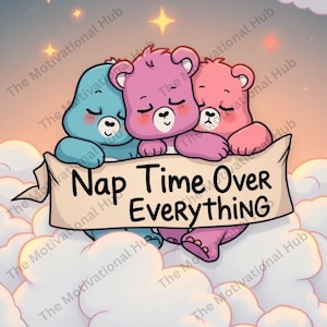 Può includere: Illustrazione di tre orsetti dei cartoni animati nei colori blu, rosa e rosa, che si abbracciano sopra le nuvole. Uno striscione recita "Nap Time Over Everything". Lo sfondo presenta stelle e un cielo sfumato.