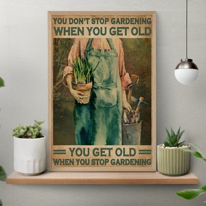 Non smetti di fare giardinaggio quando invecchi, invecchi quando smetti di fare giardinaggio Poster, stampa artistica di giardinaggio, decorazioni da giardino, regalo per gli amanti delle piante