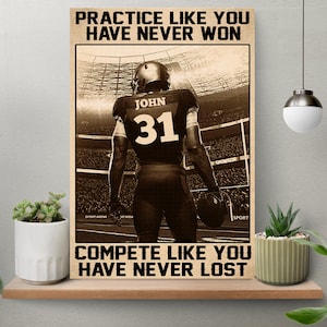 Benutzerdefiniertes American Football Poster, Üben Sie, wie Sie nie gewonnen haben Poster, Fußballspieler Geschenk, Fußballliebhaber Poster, Benutzerdefiniertes Namen Anzahl Geschenk