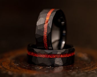 Alliance martelée noire avec incrustation d'opale rouge, bande de tungstène brossé martelé, bague d'opale rouge, bague pour homme, tungstène de 8 mm, bague de mariage opale