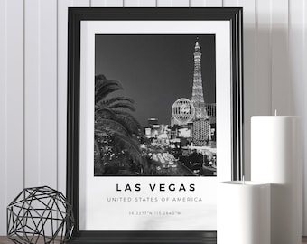 Könnte beinhalten: Schwarzweißfoto der Skyline von Las Vegas bei Nacht. Das Foto zeigt den Nachbau des Eiffelturms, das Riesenrad High Roller und andere Gebäude. Der Text "LAS VEGAS, UNITED STATES OF AMERICA, 36.2277° N 115.2640° W" ist unter dem Bild gedruckt.