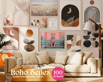 Puede incluir: Un interior de sala de estar con un sofá beige y una mesa de café. La pared detrás del sofá está decorada con una pared de galería de impresiones de arte abstracto en varios colores y estilos. El texto "Boho Series 100 Artwork" es visible en la mesa de café.