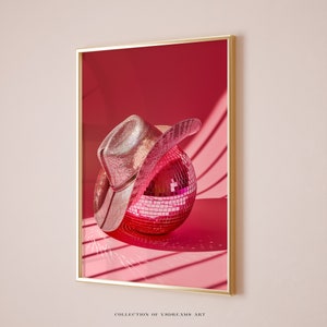 Coastal cowgirl discobal print, coquette kunst aan de muur, dopamine decor, barwagen kunst aan de muur, jaren 70 glamour stijl kust cowgirl prints, cowgirl hoed