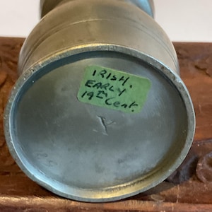 K&ouml;nnte beinhalten: Eine Zinnvase mit einem Etikett mit der Aufschrift "Irish, Early 19th Cent."