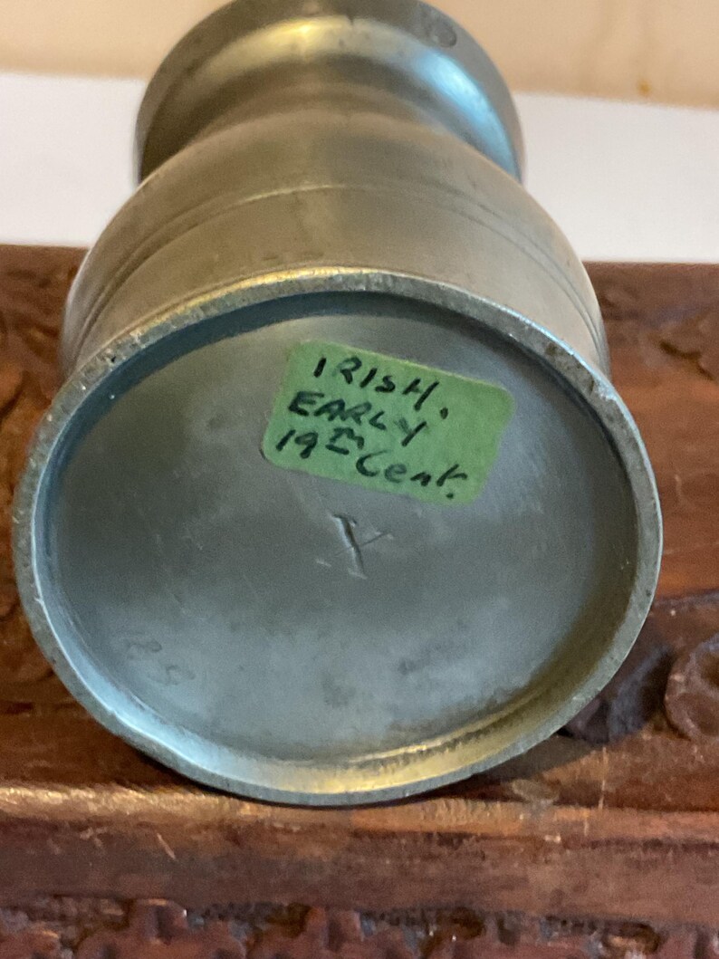 K&ouml;nnte beinhalten: Eine Zinnvase mit einem Etikett mit der Aufschrift "Irish, Early 19th Cent."