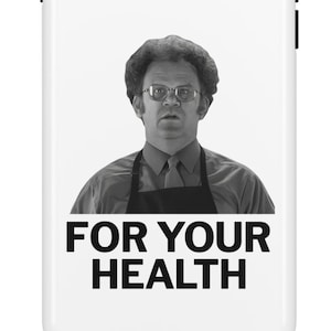Könnte beinhalten: Weißes Handycase mit einem Schwarz-Weiß-Bild eines Mannes mit Brille und dem Text "FOR YOUR HEALTH". Das Case hat einen schwarzen Rand und einen Kameraausschnitt.