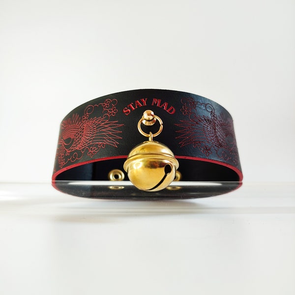 Irezumi klockhalsband i äkta läder • Maneki Neko • Röd eller svart • Justerbar • Med presentpåse i sammet • LOH