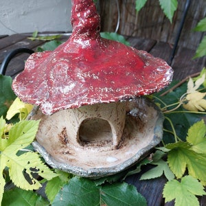 Ceramic feeding station elf house style