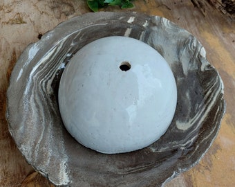 Keramische binnenfontein of kattenfontein in antieke stijl