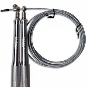 Op de afbeelding: Een zilveren springtouw met een kabel en twee handvatten. De handvatten hebben de tekst "MOM" erop gedrukt.