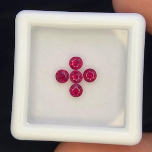 Lote de 5 rubis birmaneses naturais, com 0,82 quilates, lapidados em formato redondo, provenientes da Birmânia.