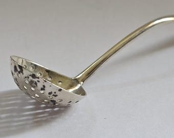 Łyżeczka do przesiewania cukru ze srebra próby 925 z okresu georgiańskiego, Londyn, Anglia, przed 1780 r.