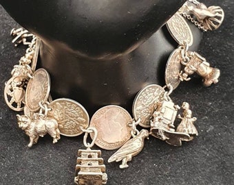 Bracciale con ciondolo e moneta in metallo bianco e argento, 7 pollici chiuso