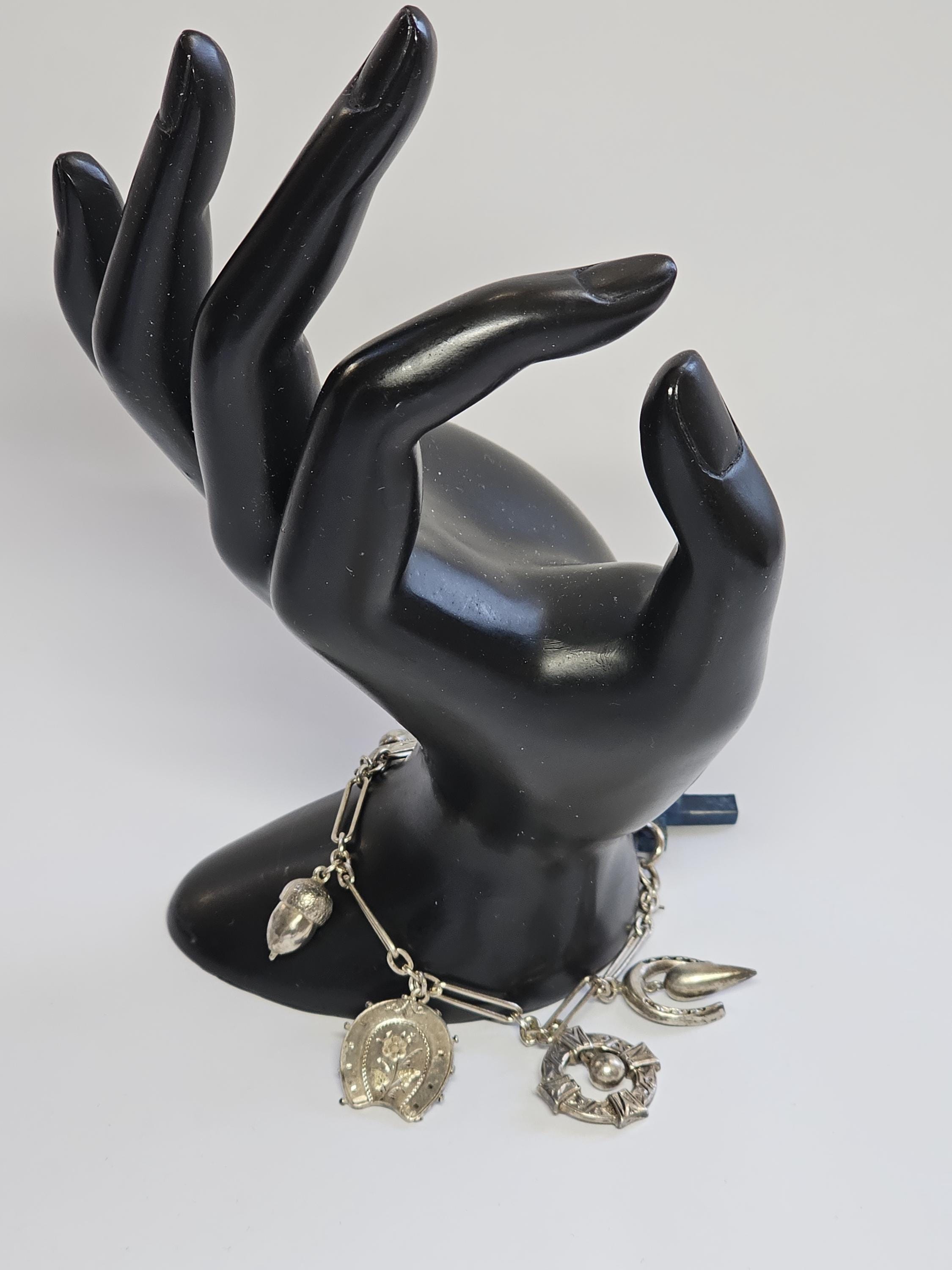 ビクトリア朝のシルバーチャームブレスレット、バーミンガム、1888年