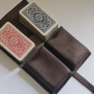 Vintage cartes à jouer Goodalls à deux étages, miniatures ou paquets de patience, étui en cuir, début du XXe siècle, vers 1900-1920