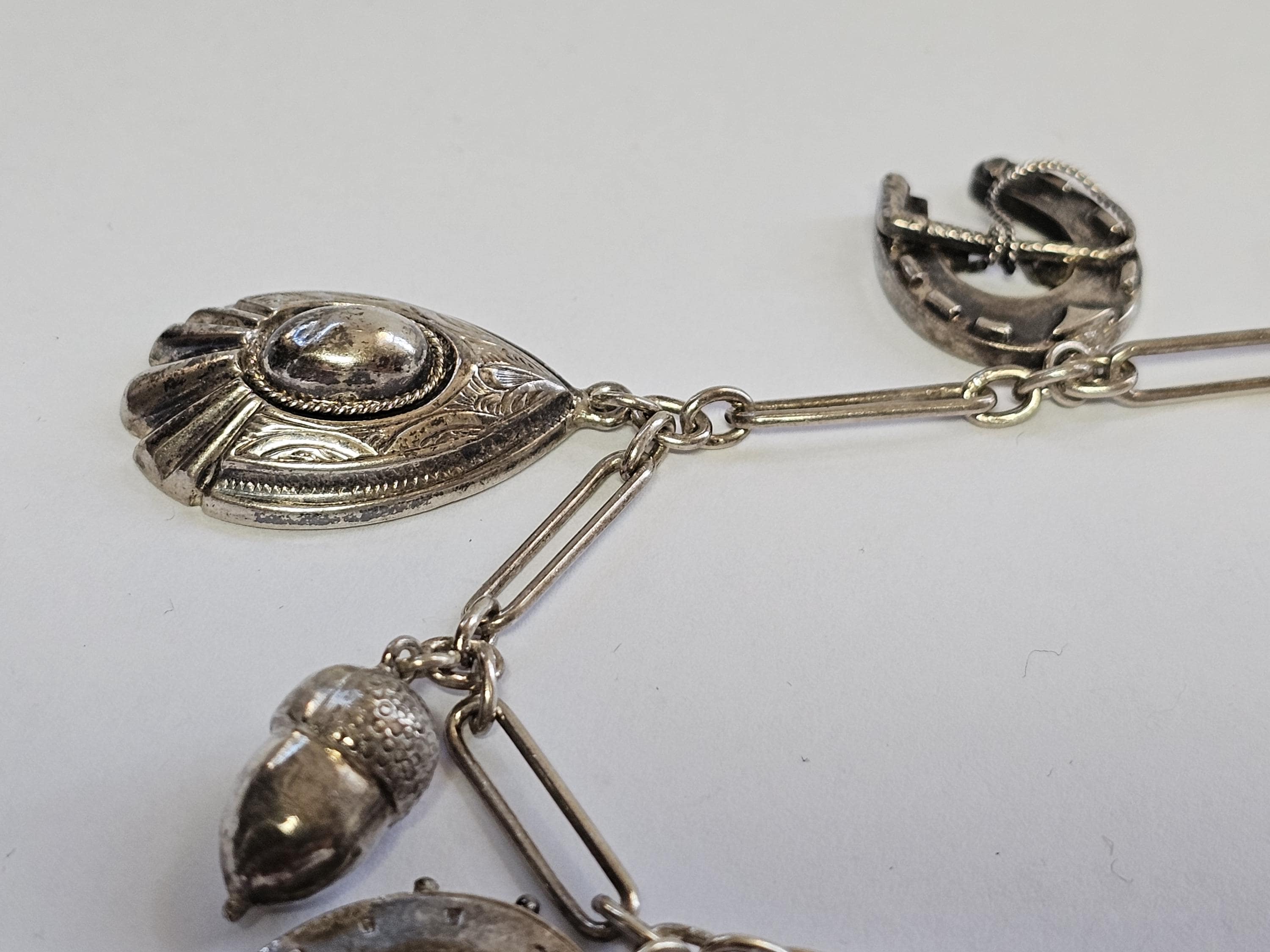 ビクトリア朝のシルバーチャームブレスレット、バーミンガム、1888年