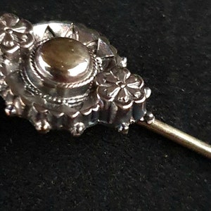 Victoriaanse zilveren voorraadspeld (stok, stropdas of revers) met heldere snit en toegepaste gouden decoratie, circa 1880