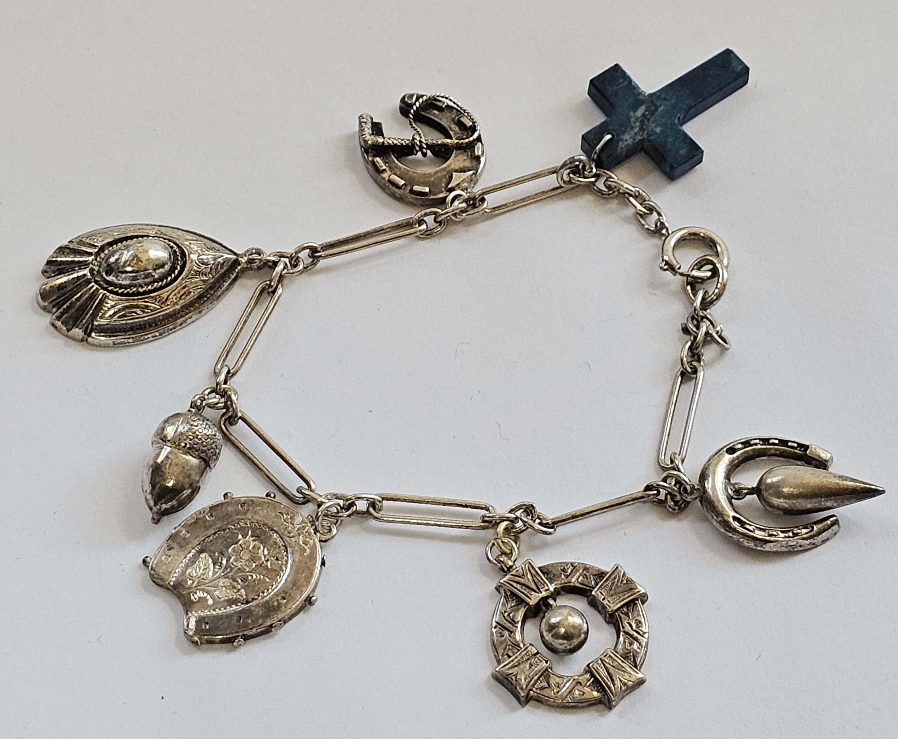 ビクトリア朝のシルバーチャームブレスレット、バーミンガム、1888年