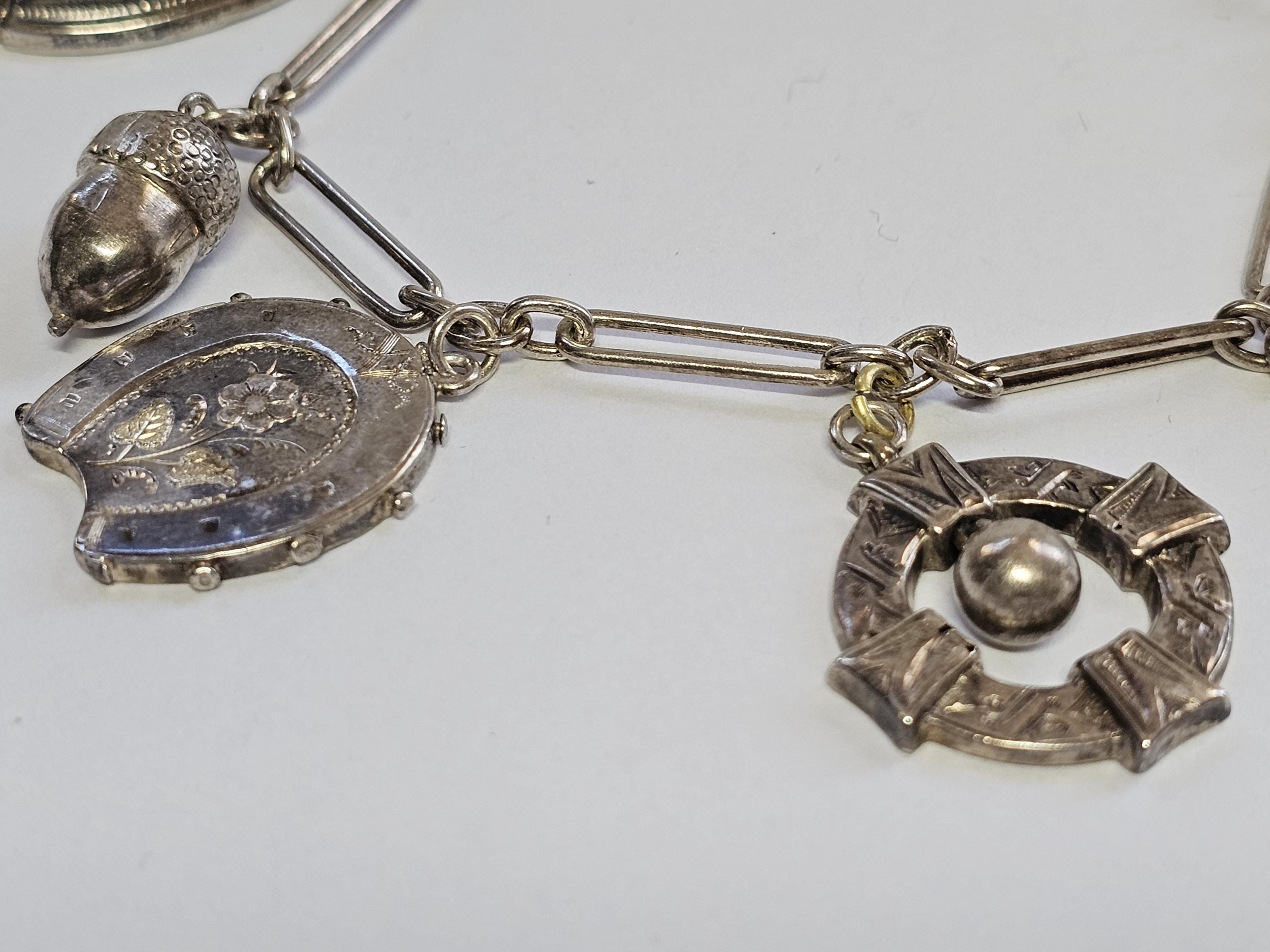 ビクトリア朝のシルバーチャームブレスレット、バーミンガム、1888年