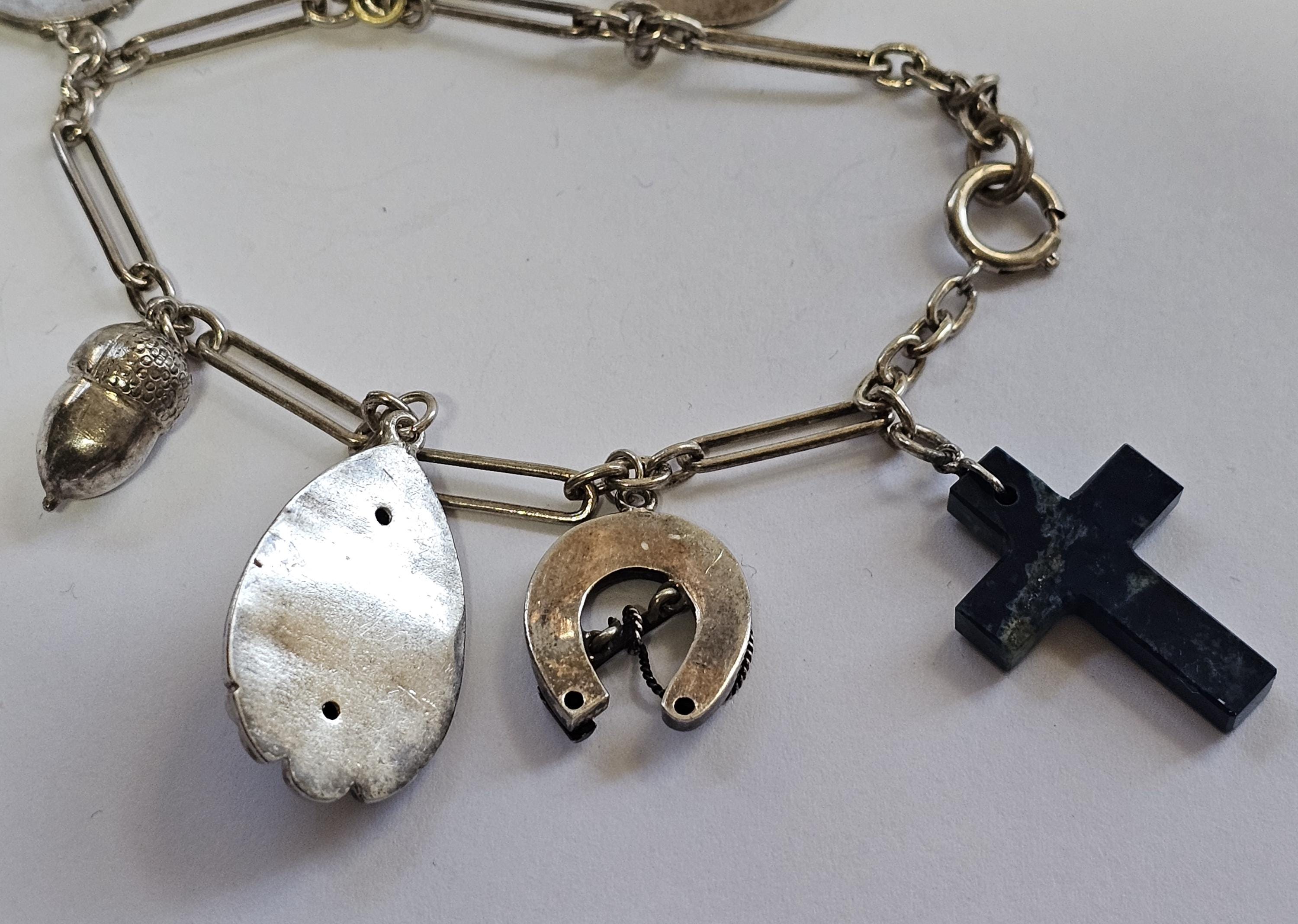 ビクトリア朝のシルバーチャームブレスレット、バーミンガム、1888年