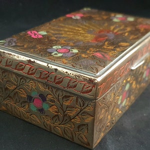 Portagioie in ottone con intarsio in rame, decorazione pavone con smalto, 1940 circa, India, firmato "H.K."