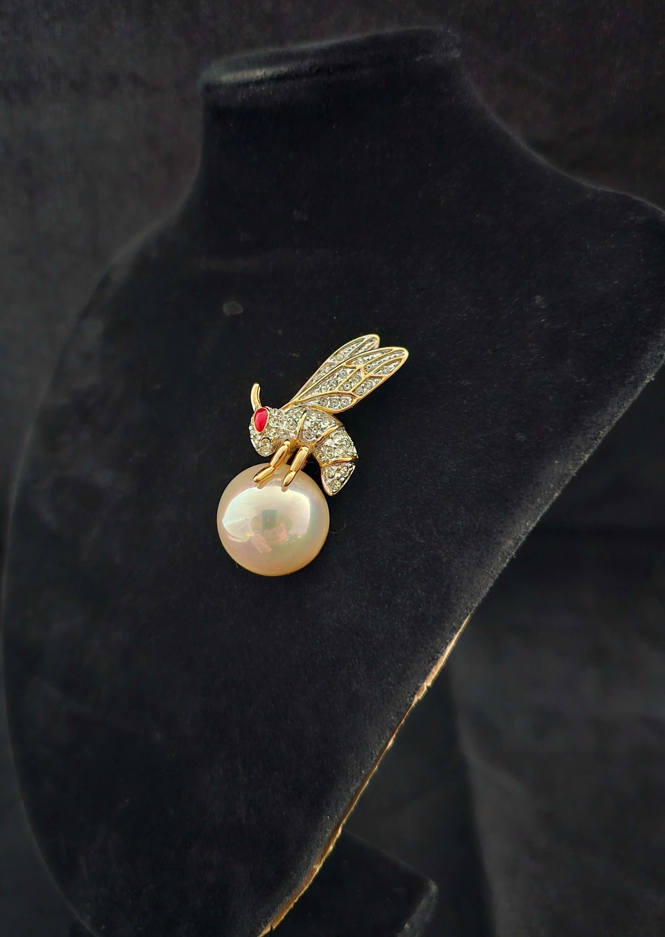 Highly Unusual Vintage Butler & Wilson Wasp Brooch, Diamanté, Cabochon Stones, Approximately 1 X 2 Inches, Circa 1980s - Etsy Highly Unusual Vintage Butler & Wilson Wasp Brooch, Diamanté, Cabochon Stones, Approximately 1 X 2 Inches, Circa 1980s - Etsy