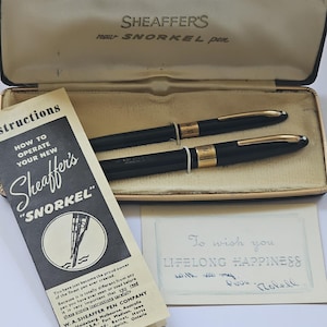 Scheaffer Signature Snorkel Füllfederhalter und Bleistift-Set, verpackt in einer Anleitung, Geschenkkarte, Modell mit weißem Punkt, Monogramm, 1952-1959