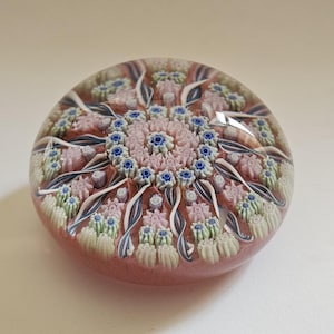 Fermacarte in vetro Millefiori decorato con canna e intrecci, circa 75 mm (3 pollici) di diametro e 50 mm (2 pollici) di altezza