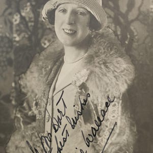 Foto pubblicitaria autografata di Nellie Wallace, artista di music hall, &quot;The Essence of Eccentricity&quot;, c. 1920-1930