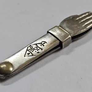 Porta tovaglioli insolito a forma di mano e braccio, placcato in argento, marchio di registrazione 1871