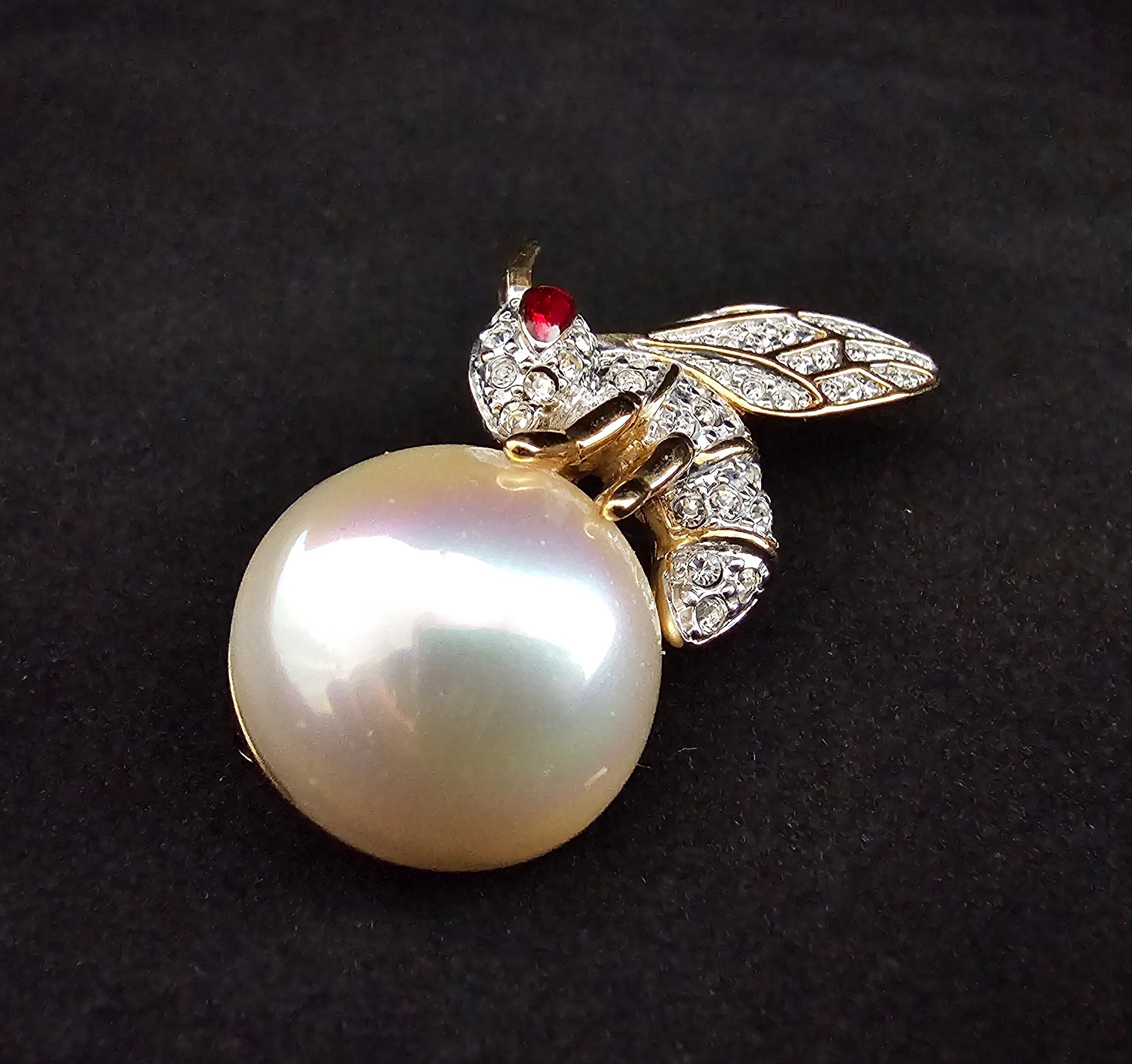 Highly Unusual Vintage Butler & Wilson Wasp Brooch, Diamanté, Cabochon Stones, Approximately 1 X 2 Inches, Circa 1980s - Etsy Highly Unusual Vintage Butler & Wilson Wasp Brooch, Diamanté, Cabochon Stones, Approximately 1 X 2 Inches, Circa 1980s - Etsy