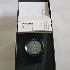 Reloj de pulsera Suunto Core Quartz con altímetro, barómetro y brújula (ABC), modelo Activity Watch, c. 2007, con caja y documentación.