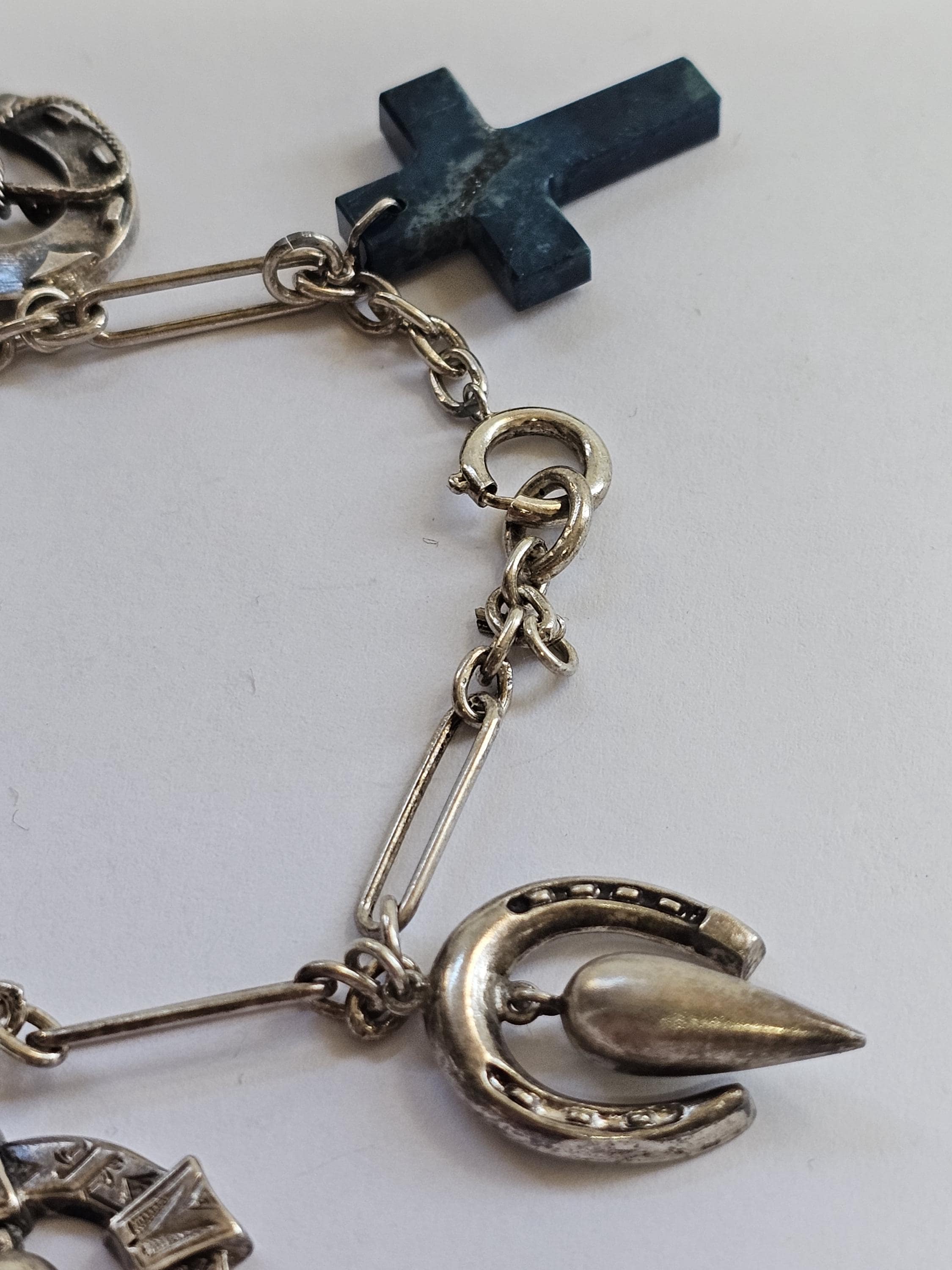 ビクトリア朝のシルバーチャームブレスレット、バーミンガム、1888年