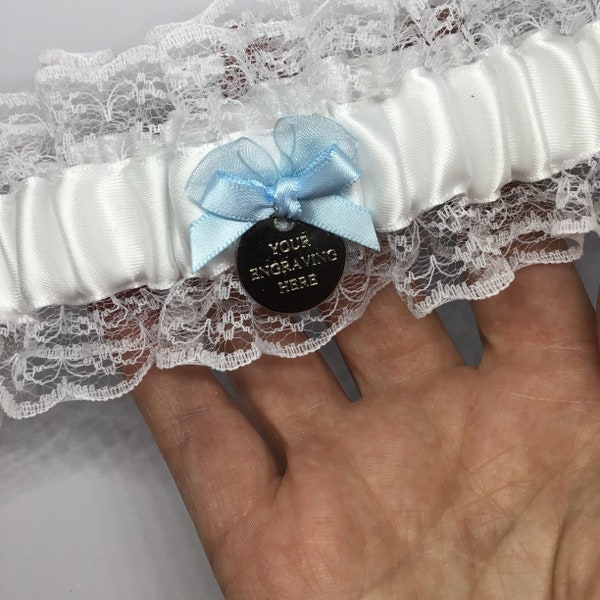 Liga de boda personalizada, encanto grabado, blanco, marfil pálido o marfil oscuro con lazo azul